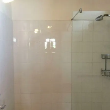 Rustic In With Swimming Pool 哥尔顿